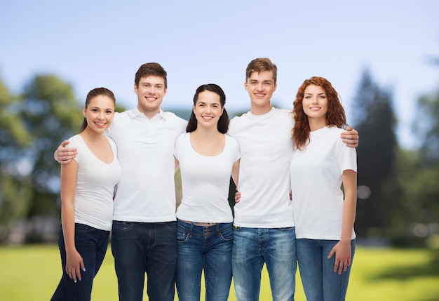 publicité, nature, vacances d'été et concept de personnes - groupe d'adolescents souriants en t-shirts blancs vierges