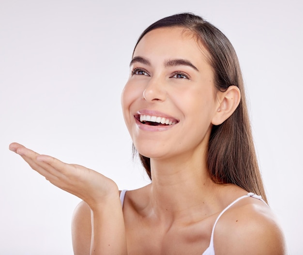 Publicité de soins de la peau et visage de femme avec paume pour produits de beauté ou cosmétiques de bien-être Maquette de dermatologie et personne de sexe féminin avec geste de la main pour la santé naturelle sur fond blanc en studio