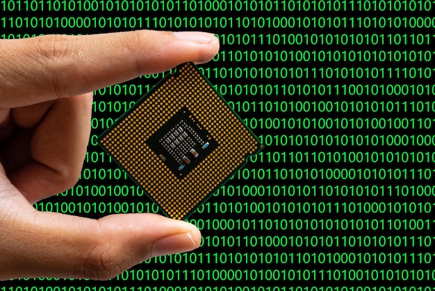 Une puce CPU à main isolée sur un fond de code binaire.