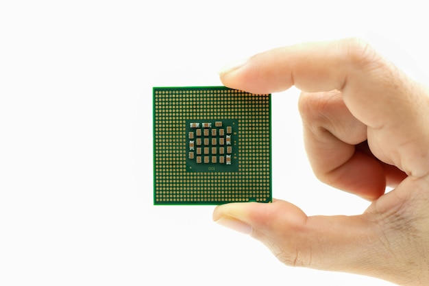 Puce de processeur vue arrière cpu réaliste à la main sur fond blanc