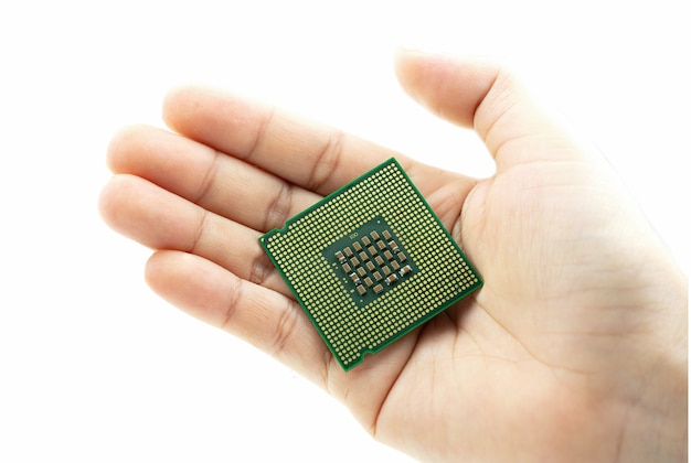 Puce de processeur vue arrière cpu réaliste à la main sur fond blanc