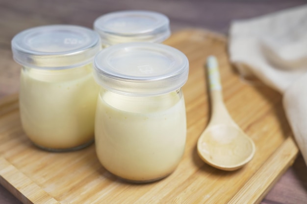 Pudding au caramel dans un bocal en verre sur la table