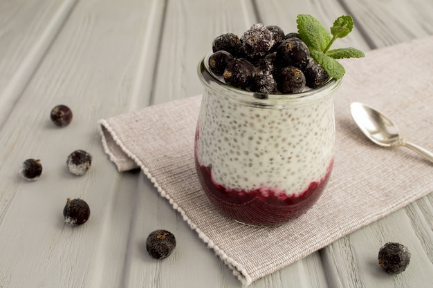 Pudding Au Chia Et Au Cassis Sur Le Fond En Bois Gris