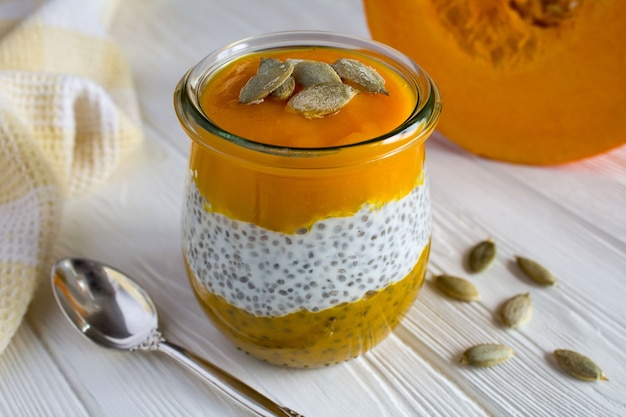 Pudding au chia et citrouille sur table en bois