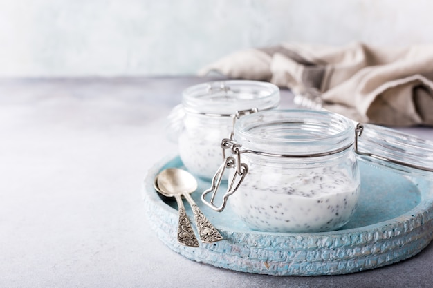 Pudding au chia dans un bocal en verre.