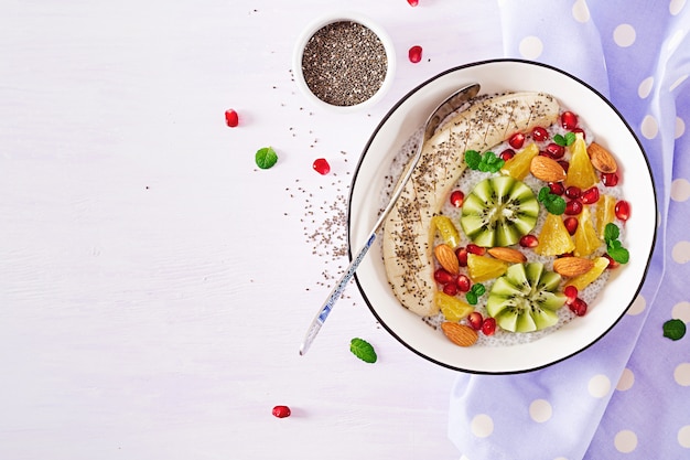 Pudding au chia délicieux et sain aux graines de banane, kiwi et chia.