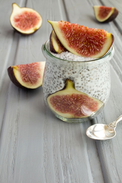 Pudding au chia et figues sur la table en bois gris.