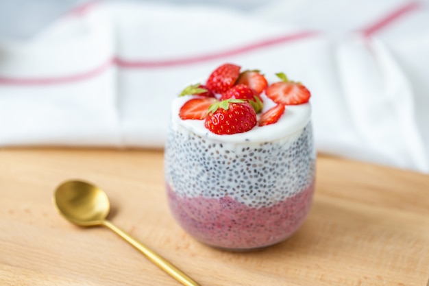 Pudding Au Chia Avec Lait D'amande, Yaourt, Poudre De Pitaya Et Fraises. Concept Végétalien.