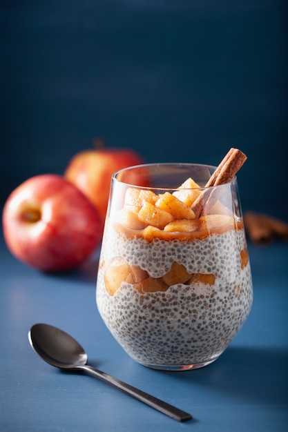 Pudding au chia avec pommes mijotées à la cannelle et beurre d'arachide