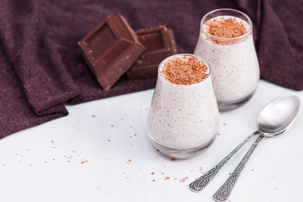 Pudding au chocolat et au chia en verre. Collation biologique saine avec oméga 3.