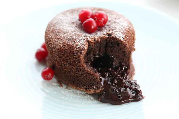 Pudding au chocolat chaud avec centre de fondant sur gros plan de plaque