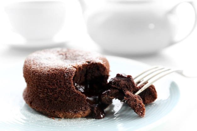 Pudding au chocolat chaud avec centre de fondant sur gros plan de plaque