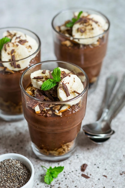 Pudding au chocolat avec chia et banane dans des verres. Dessert ou petit-déjeuner sain.