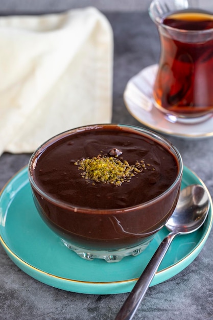 Photo pudding au chocolat et à la crème supangle produit de pâtisserie pudding sur fond sombre en gros plan