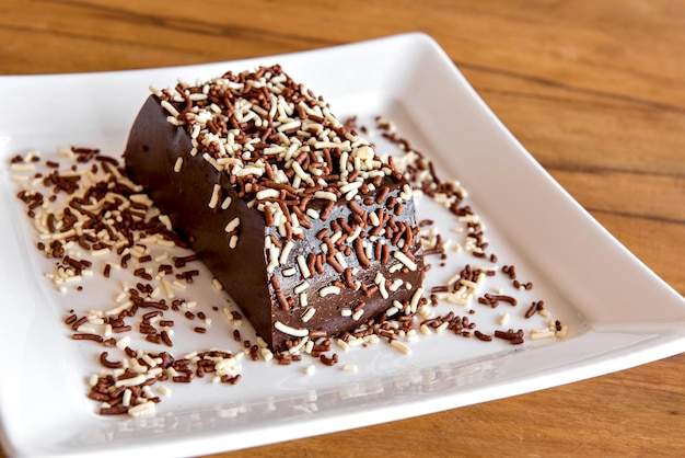 Pudding au chocolat avec pépites, délicieux dessert au chocolat sur table en bois