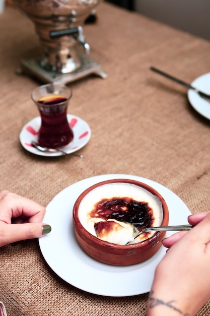 pudding au lait de dessert turc traditionnel avec du riz