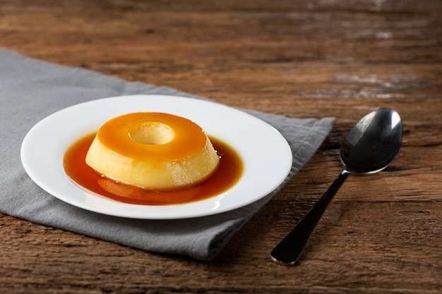 Pudding au lait ou Pudim de leite. Dessert traditionnel brésilien.