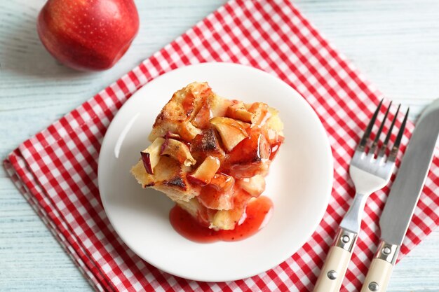 Pudding au pain délicieux avec de la confiture sur la plaque