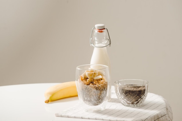 Pudding au yogourt à la banane et au chia décoré de bananes et de cacahuètes tranchées mûres