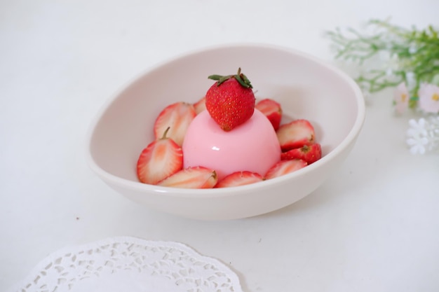 Pudding aux fraises fraîches en arrière-plan
