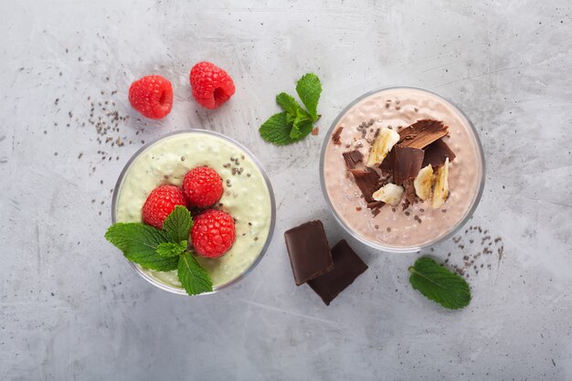 Pudding aux graines de chia aux trois saveurs, cacao, matcha et fraise avec yaourt, chocolat et feuilles de menthe, plat