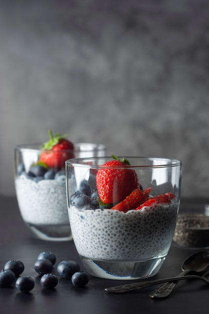 Pudding aux graines de chia avec fraises et bleuets.