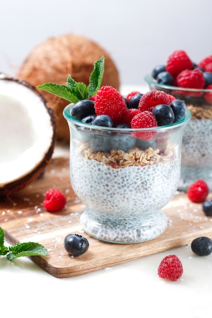 pudding aux graines de chia, lait de coco et baies