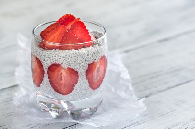 Pudding aux graines de chia avec tranches de fraises