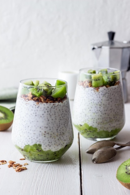 Pudding de chia au kiwi et granola Alimentation saine Plats végétariens Petit-déjeuner