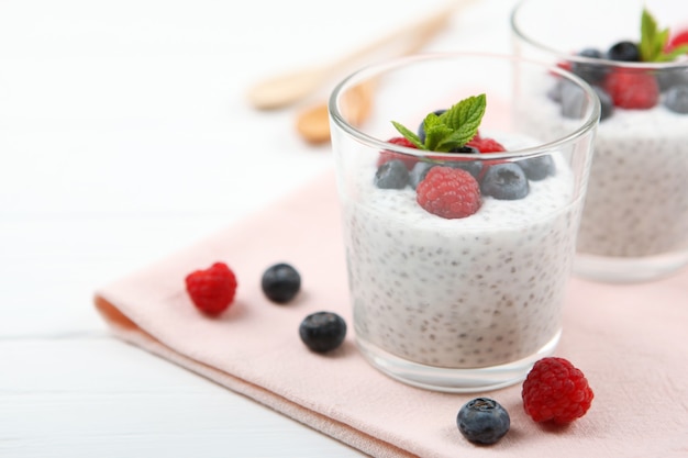 Pudding de chia au yaourt naturel et gros plan de baies fraîches sur la table