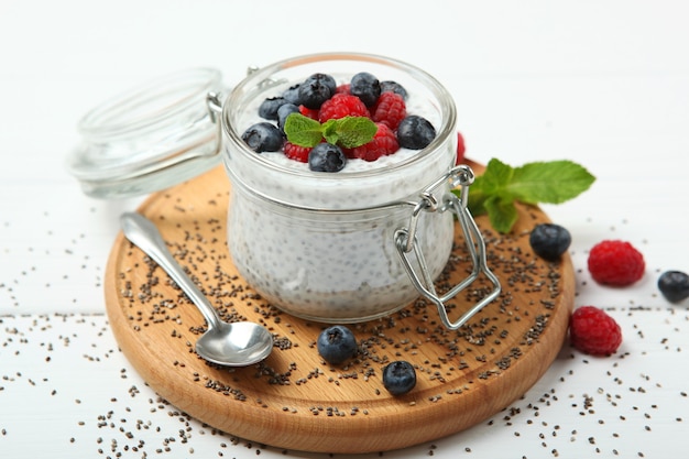 Pudding de chia au yaourt naturel et gros plan de baies fraîches sur la table