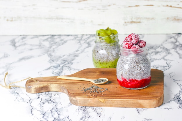 Photo pudding de chia aux baies, sauce à la framboise, sauce au kiwi