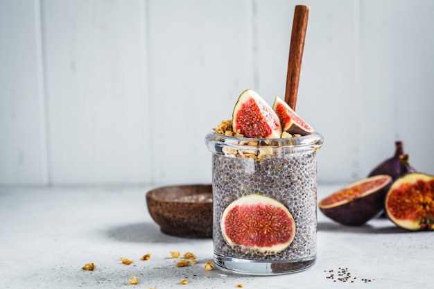 Pudding de chia aux figues et granola dans un bocal.