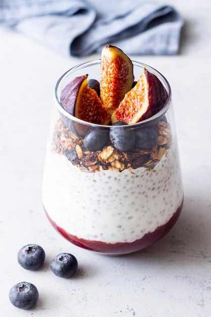 Pudding de chia aux figues, myrtilles et granola Alimentation saine Plats végétariens Petit-déjeuner