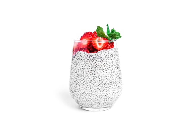 Pudding de chia aux fraises isolées. Dessert sain multicouche. Mousse de chia.