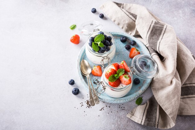 Pudding de chia avec des baies dans un bocal en verre.