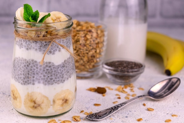 Pudding de chia à la banane avec granola dans un bocal