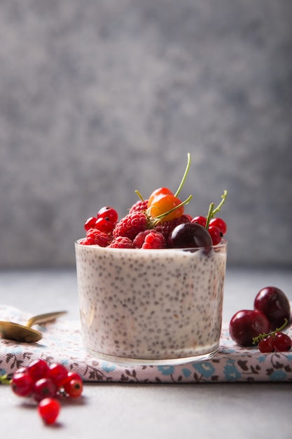 Pudding de chia avec cerise, framboise, cassis dans un bol en verre