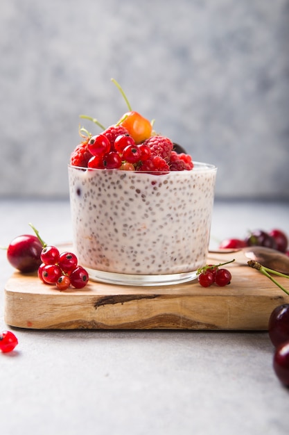 Pudding de chia avec cerise, framboise, cassis dans un bol en verre