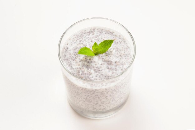 Pudding de chia à la menthe sur fond blanc. Espace pour le texte ou la conception.