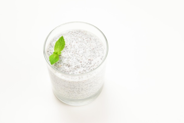 Pudding de chia à la menthe sur fond blanc Espace pour le texte ou la conception