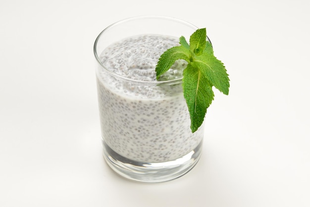 Pudding de chia à la menthe sur fond blanc Espace pour le texte ou la conception