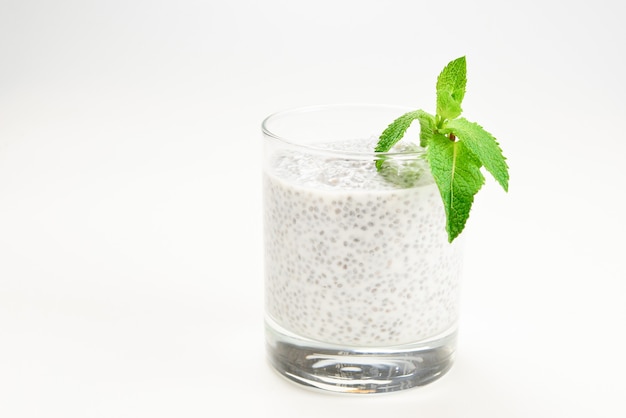 Pudding de chia à la menthe sur fond blanc.