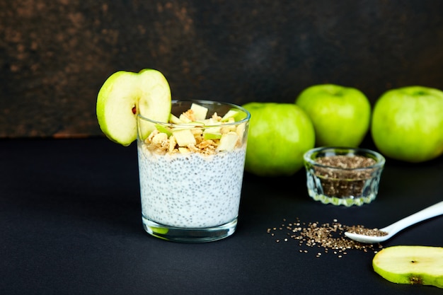 Pudding de chia sain aux pommes et granola en verre.