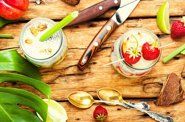Pudding de chia sain et savoureux au lait de coco dans un verre