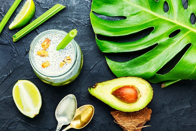 Pudding de chia sain et savoureux au lait de coco dans un verre