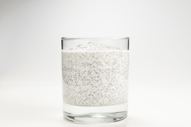 Pudding de chia en verre sur fond blanc