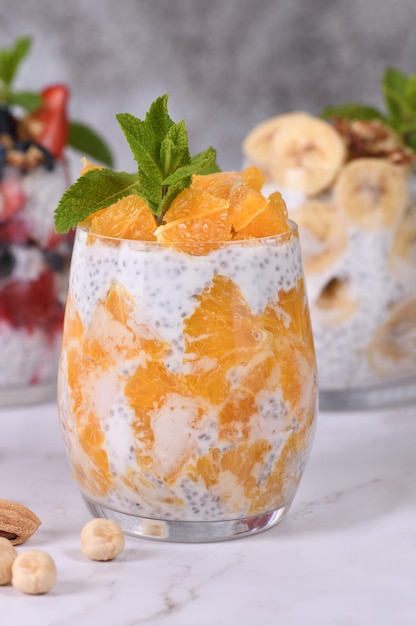 Pudding de chia avec yogourt grec et fruits