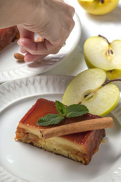 Pudding fait maison de pommes fraîches et saines sur table en marbre