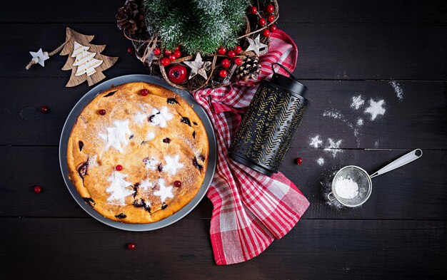 Pudding de gâteau de fruits de Noël sur une table sombre Vue du haut de l'espace de copie au-dessus